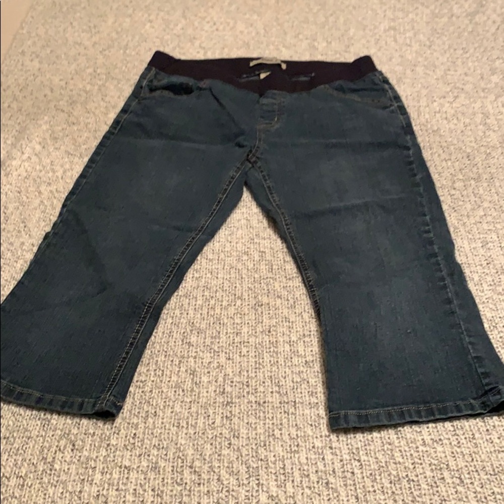 Maternity capris